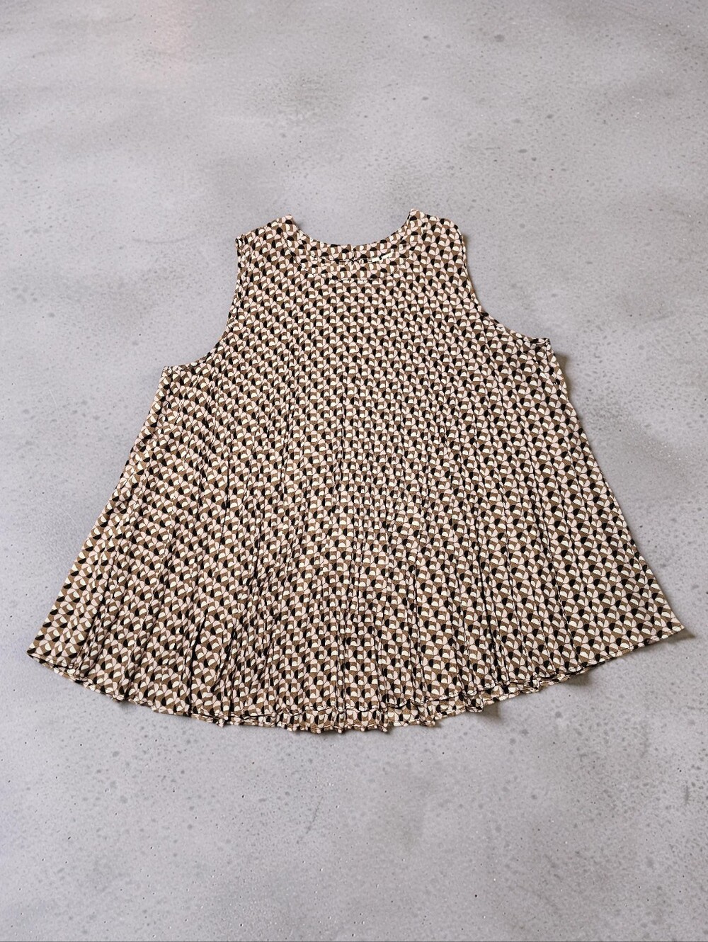 CATO Sleeveless Pleated Geometric Print Top. Size XL. Excellent Condition!